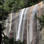 Scendendo lungo il Mist Trail Vernal Fall from Mist Trail Yosemite NP CA