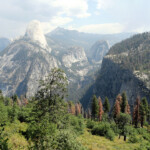Vista sull’Half Dome e la Little Yosemite Valley View of Half Dome and Little Yosemite Valley from Panorama Trail Yosemite NP California USA