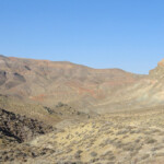 Intorno a noi un paesaggio grandioso Down from White Pass to Red Pass on Titus Canyon Road in Death Valley National Park California