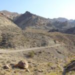 Rocce e picchi vulcanici a perdita d’occhio Driving up to Red Pass on Titus Canyon Road in Death Valley National Park California