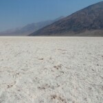 A metà strada verso il trailhead From Badwater Basin looking North Death Valley National Park California USA