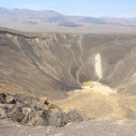 Siamo ora sull’estremo punto orientale del cratere… From the Eastern Ridge of Ubehebe Crater looking to the Parking Area Death Valley National Park California USA
