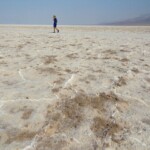 L’orizzonte si amplia Half Mile of Badwater Salt Flats Hike Death Valley National Park California USA