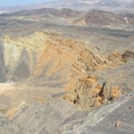 Nel punto più alto dell’itinerario Highest Point of Ubehebe Crater Rim Death Valley National Park California USA