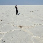 Nessuna orma, e nessun altro in vista Hiking to the heart of Badwater Salt Flats Death Valley National Park California USA