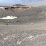 Little Hebe dal bordo di Ubehebe Crater Little Hebe Crater from Ubehebe Crater Rim Death Valley National Park California USA