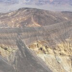 La ripida scarpata settentrionale Ubehebe Crater Northern Ridge Death Valley National Park California USA