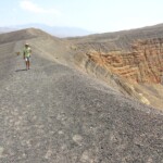 Gli ultimi passi Walking Ubehebe Crater Northern Ridge Death Valley National Park California USA