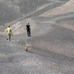 Verso la cresta settentrionale Walking near Ubehebe Crater Northern Ridge Death Valley National Park California USA