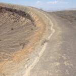 Mi attardo sul bordo di Little Hebe Walking on Little Hebe Crater Rim South of Ubehebe Crater Death Valley National Park California USA