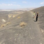 Verso il punto di massima elevazione Walking the South Eastern section of Ubehebe Crater Rim Death Valley National Park California USA