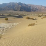 Ormai in vista del trailhead Back to the trailhead from Mesquite Flat Sand Dunes Hike Death Valley National Park California USA