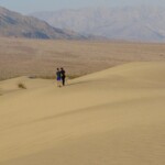 E’ ora di rientrare Walking on the sand in the Mesquite Flat Dunes Death Valley National Park California USA