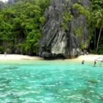Ci accostiamo alla spiaggia Beach at Entalula Island, El Nido, Palawan, Philippines