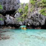 Ci addentriamo nella Small Lagoon Entering Small Lagoon in Miniloc Island in El Nido Bay, Palawan, Philippines