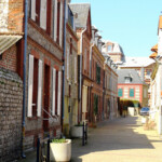 Étretat, passeggiando per il paesino A Small Street in Etretat, Normandie, France