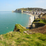 Étretat dalla cima della Falaise d’Aval Beach of Etretat From Falaise Aval, Normandie, France