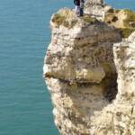 Non è detto che tu debba fare come questi due… Danger on Top Falaise Aval, Etretat, Normandie, France
