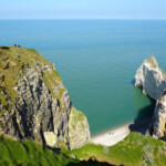 Étretat, spiaggia sotto la Falaise d’Amont Etretat, Falaise Amont, Normandie, France