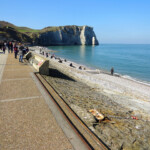 Falesia d’Aval dal lungomare di Étretat, Normandie Falaise Aval from la plage, Etretat, Normandie, France