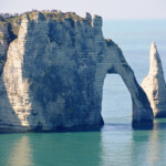 Étretat, la celebre Porte d’Aval dalla Falesia d’Amont Porte Aval from Falaise Amont, Etretat, Normandie, France
