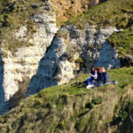 Étretat, relax in cima alla Falaise d’Amont Relax on Falaise Amont, Etretat, Normandie, France