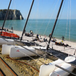 La Falesia d’Aval dal lungomare di Étretat Sailing Boats, Etretat Beach, Normandie, France