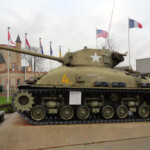 Sainte-Mère-Église: carro armato americano all’Airborne Museum Tank infront Airborne Museum, Sainte Mere Eglise, Normandie, France