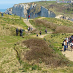 Étretat, sulla Falaise d’Aval Walking on Top Falaise Aval, Etretat, Normandie, France