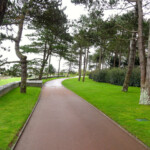 Colleville-sur-Mer: il vialetto di accesso al Normandy American Cemetery, Omaha Beach Walking to American Cemetery, Omaha Beach